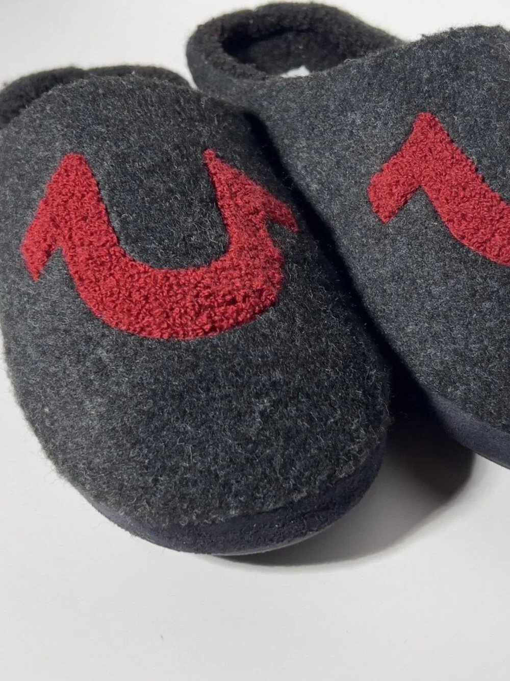 True Religion Men’s Gray Red Logo Faux Wool Clog Slippers Size M 9-10
